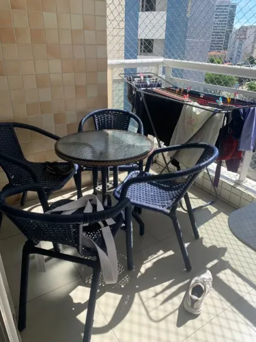 Conjunto de mesa e cadeiras para varanda