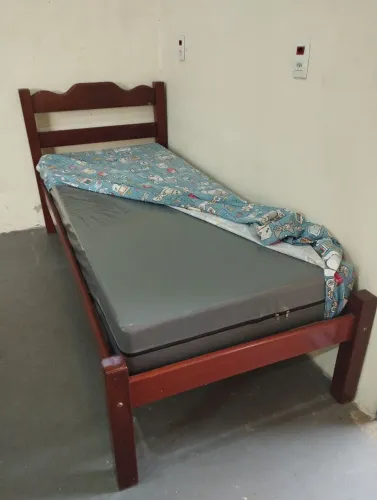 Cama com colchão solteiro madeira maciça