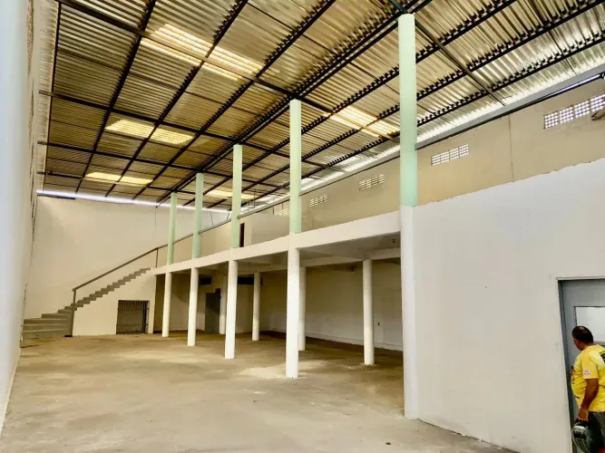 Oportunidade Única! Galpão Comercial em Ponto de Esquina Messejana