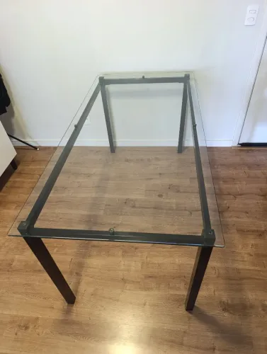 Mesa de jantar preta com tampo de vidro
