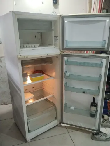 Vendo geladeira gelando perfeitamente 