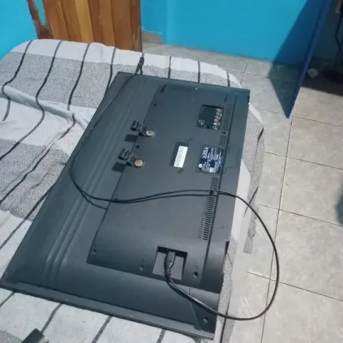 VENDE-SE TV TCL SEMI NOVA 32 PLG