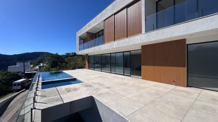 Casa moderna, com linda vista, com 4 suítes e piscina em Nogueira - Petrópolis - RJ