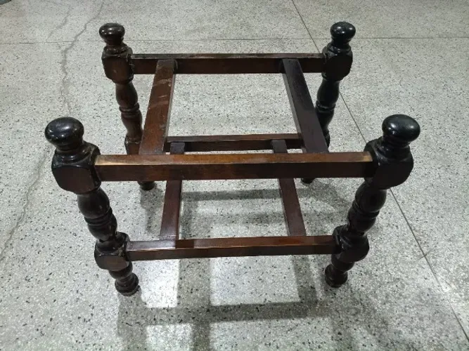 Mesa de centro antiga sem tampo