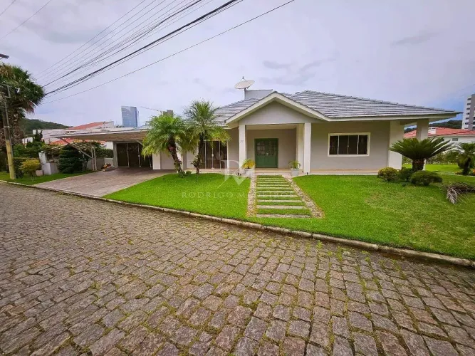 Casa mobiliada com 3 dormitórios à venda na Praia Brava, Itajaí