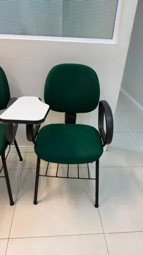 Cadeira de auditório sala de aula com braço