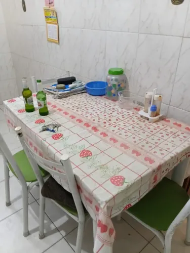 Mesa de cozinha bem nova