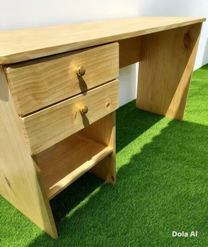 Mesa de escritório com gavetas. Madeira de pinus