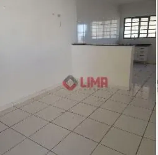 Casa para locação com 02 dormitórios e 02 vagas de garagem no Parque Viaduto