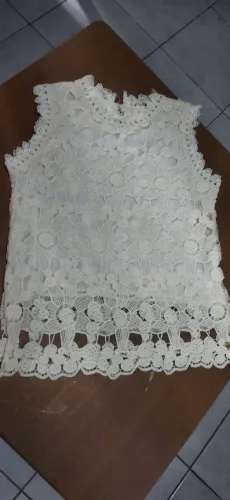 Linda blusa de renda guipir- Tam P