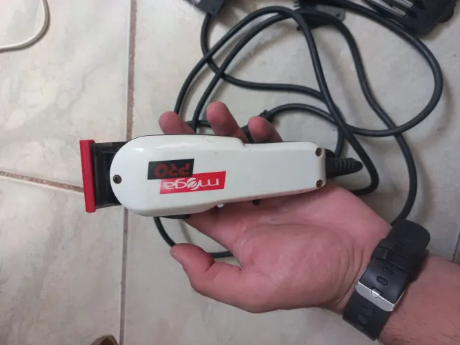 Máquina de cortar cabelo mega pro