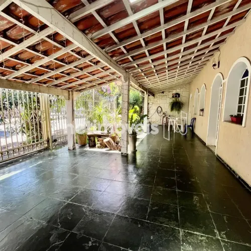 Venda de casa linear no Itapoã em ótima localização