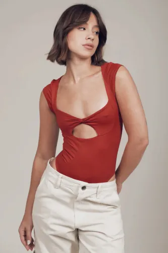 Body vermelho com abertura