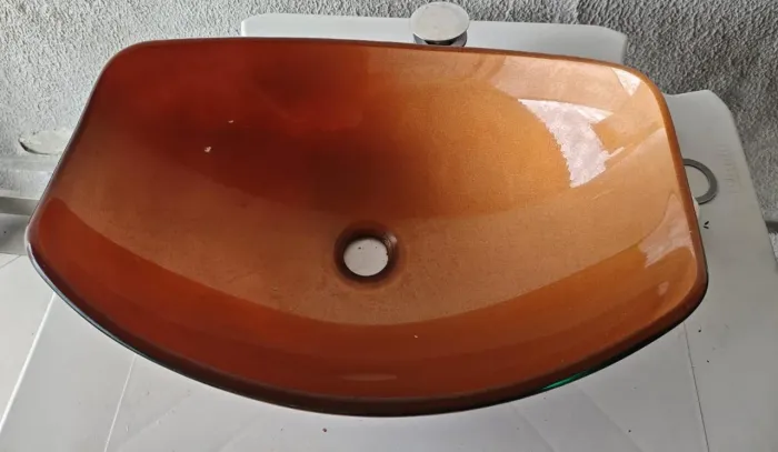 Cuba de banheiro de vidro com a torneira 