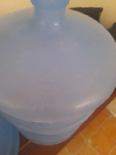 2 garrafão de água vazio e filtro com interior de barro