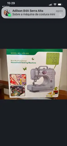Mini máquina de costura com mesa