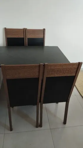 Mesa com 4 cadeiras