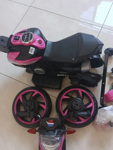 ? MOTO ELÉTRICA INFANTIL BANG TOYS SYREN X2 12V ROSA - NOVA