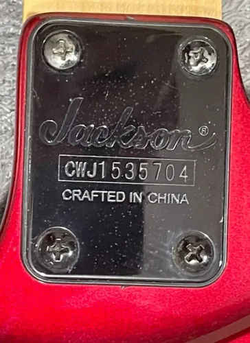 Guitarra Jackson acompanha case.