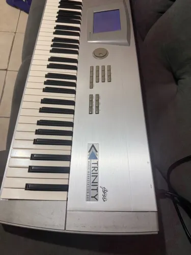 Teclado Korg Trinity Pro