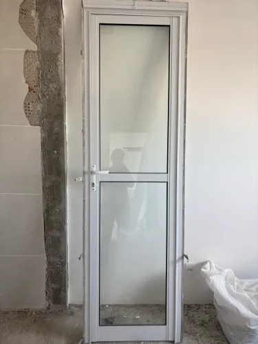Porta de alumínio branco com vidro
