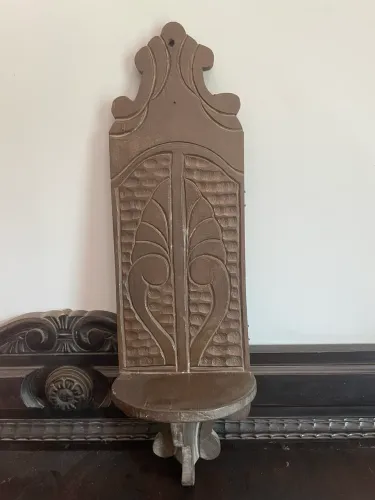 Aparador de bíblia em madeira