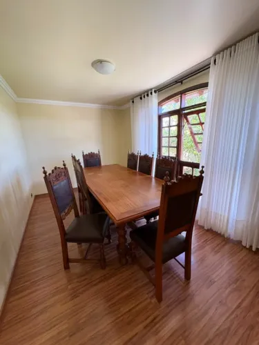 Mesa de Jantar Clássica de Cerejeira com 8 cadeiras