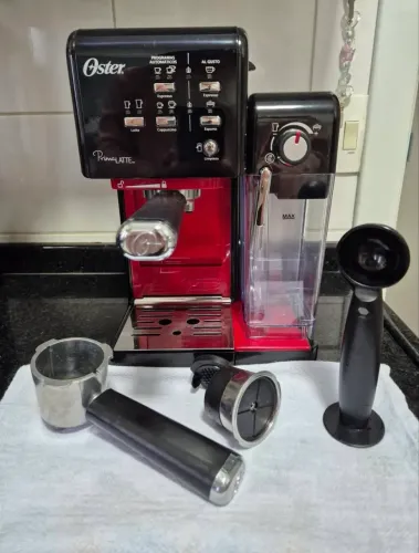 Cafeteira Oster PrimaLatte Automática preta e vermelha para expresso e cápsulas