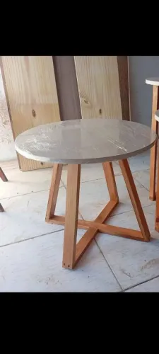 Mesas com pés entranssado