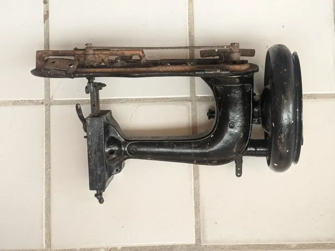 Maquina de costura antiga