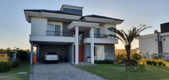 Casa em condomínio fechado de luxo a beira-mar, no centro de Capão da Canoa/RS.