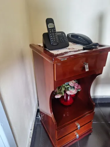 Mesa de Telefone ou para Outra Utilidade em Madeira com 3 Gavetas.Medidas:L 41 X A81 X P35