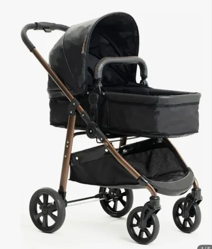 Carrinho de bebê. Com bebê conforto