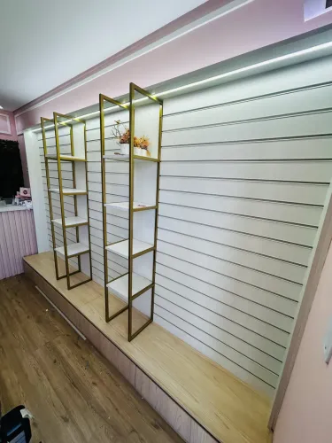 Móvel canaletado para loja + prateleiras douradas + LED (2 unidades)
