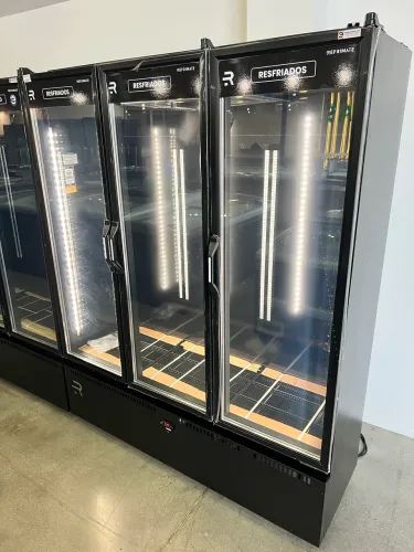 Geladeira expositora 3 portas para frios E lacticínios 950 litros nova