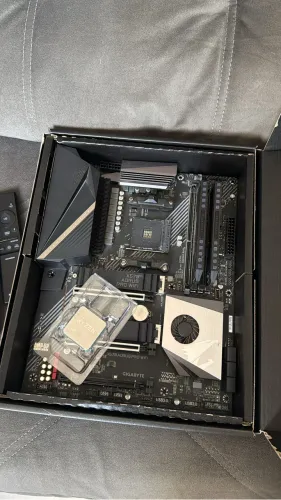 KIT UPGRADE RYZEN 7 5700X3D + X570 WI-FI + DOMINATOR 16Gb