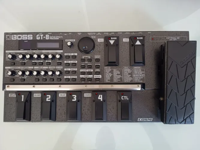 Pedaleira Boss GT-8 com case de brinde