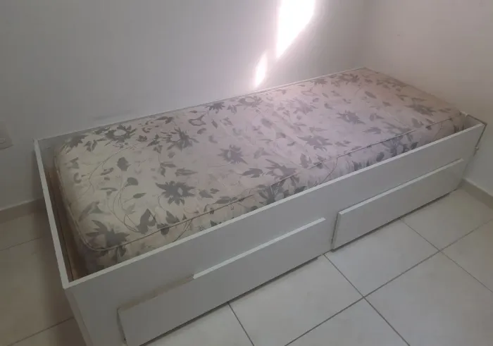Cama projetada solteiro com gavetas e colchão