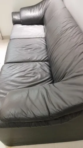 Conjunto de sofás em couro preto 2e3 lugares