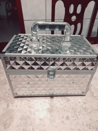 Vende-se uma maleta de maquiagem