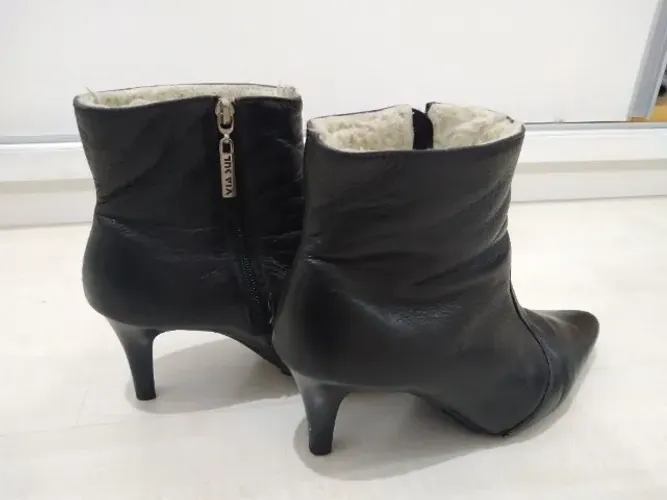 Bota em couro preta forrada com pelo tam 37