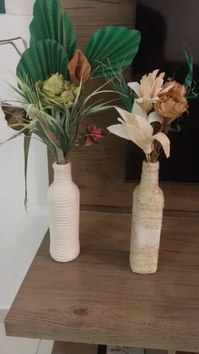 Vaso Decorativo com Arranjo Artesanal em Folha de Coqueiro