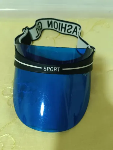 Viseira acrílica azul com elástico macio e ajustável.