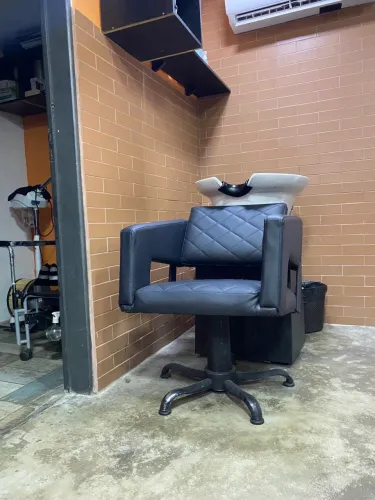 BANCADAS , NICHOS, LAVATÓRIO ENTRE OUTRAS COISAS DE SALÃO DE BELEZA E BARBEARIA