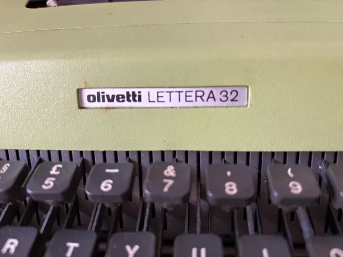 Máquina de escrever antiga- Olivetti Lettera 32