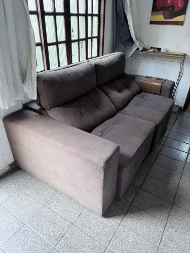 Sofá retrátil e reclinável. 