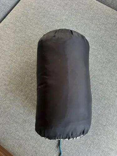 saco de dormir forclaz 15°, na cor preta. ideal para pessoas de até 185 cm de altura. poss