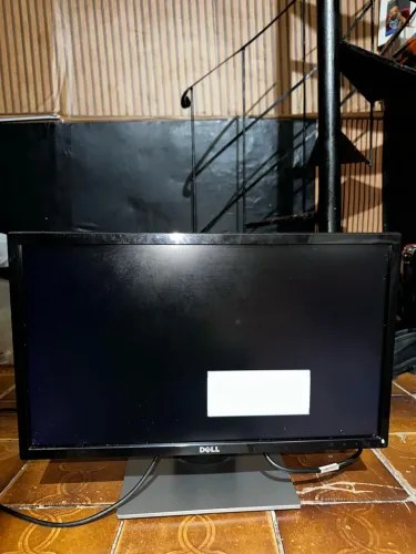 Monitor Dell com HDMI e VGA. Base com defeito, mas ainda fica em pé.