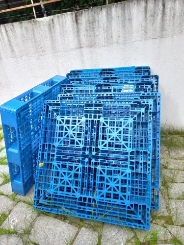 7 pallets de plástico