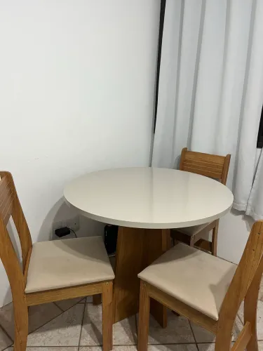 Mesa redonda + 4 cadeiras
